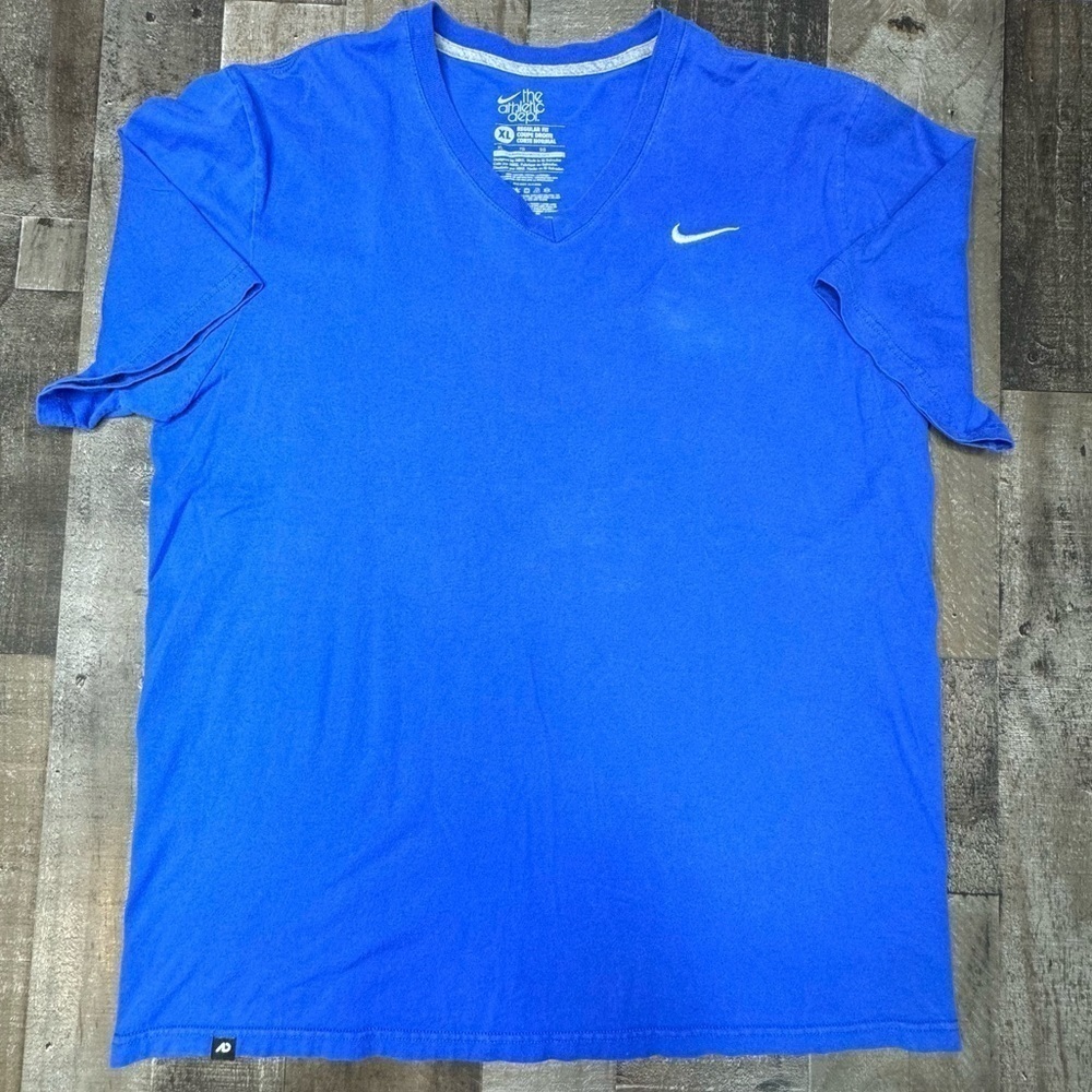 Nike Men’s V-Neck Tee Size Xl